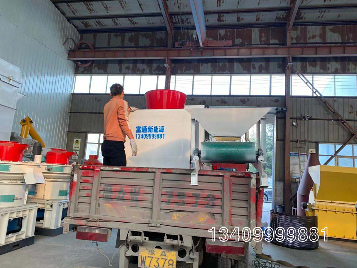 廢舊布料衣服壓塊成型機發貨 廢舊布料衣服壓塊成型機發貨