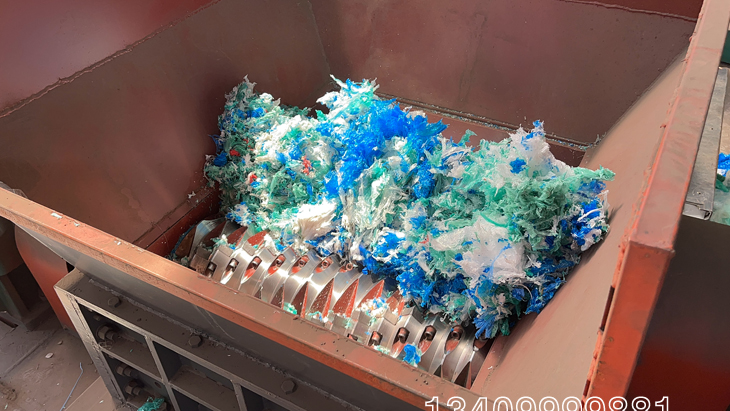 廢塑料經(jīng)過撕碎機(jī)撕碎 廢塑料經(jīng)過撕碎機(jī)撕碎